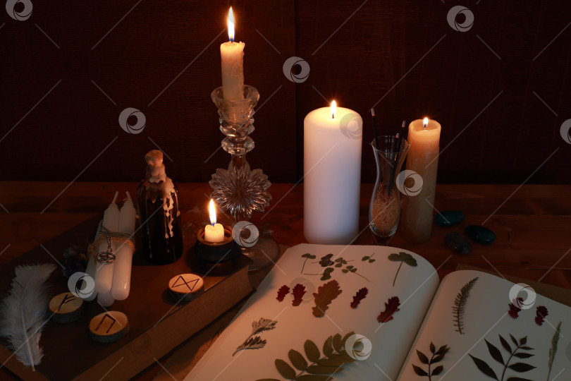Скачать магический ритуал с рунами, пентаграммой и магическими атрибутами. фотосток Ozero