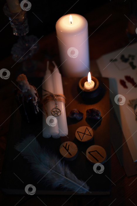 Скачать магический ритуал с рунами, пентаграммой и магическими атрибутами фотосток Ozero