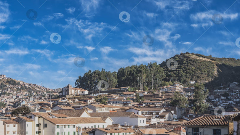 Скачать Старый город. Тесно застроенные здания с красными черепичными крышами в долине и на склоне холма. фотосток Ozero
