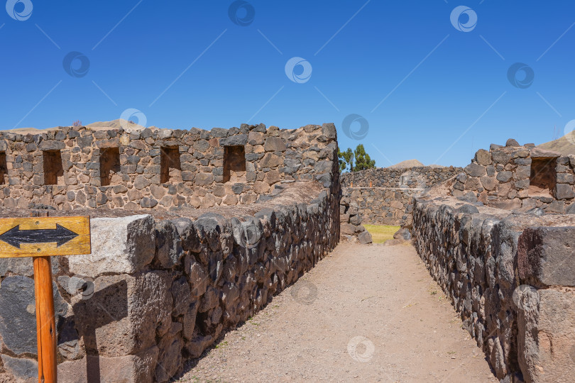 Скачать Руины древней крепости инков. Узкий проход между каменными стенами. фотосток Ozero