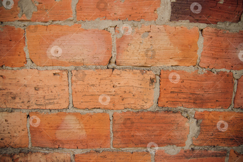 Скачать Стена выложена из старого красного кирпича. Фон с фактурной кирпичной кладкой. фотосток Ozero