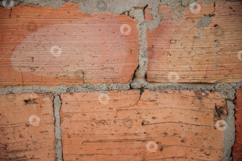 Скачать Стена выложена из старого красного кирпича. Фон с фактурной кирпичной кладкой. фотосток Ozero