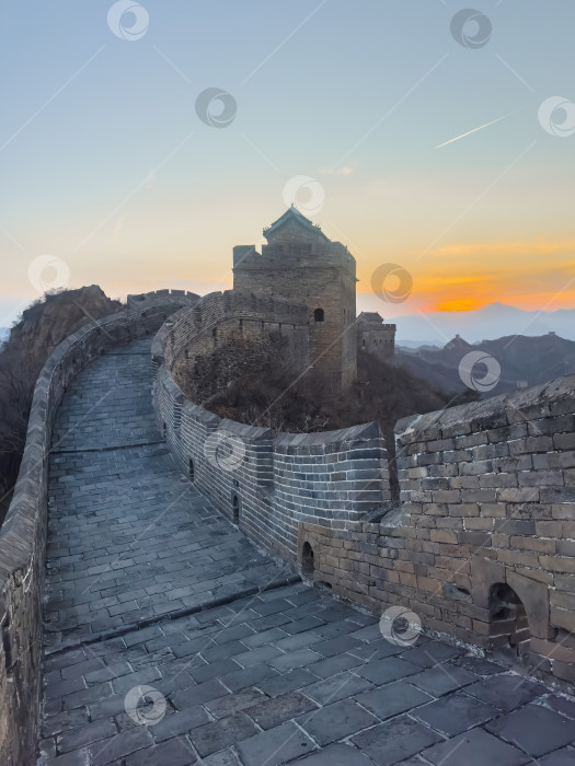 Скачать участок Великой Китайской стены Цзиньшаньлин во время захода солнца фотосток Ozero