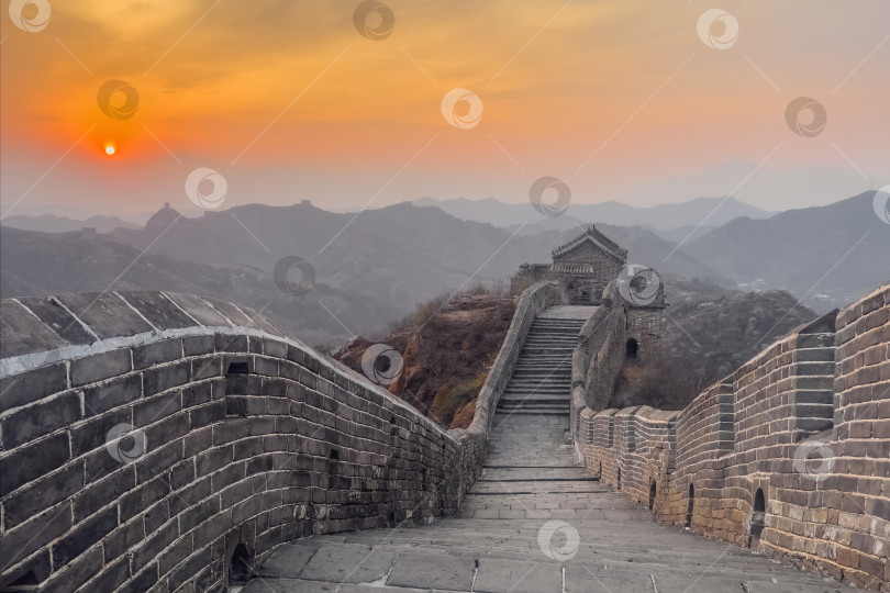 Скачать Великая Китайская стена на закате. фотосток Ozero