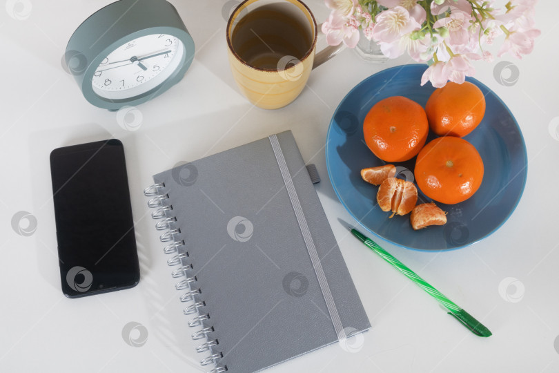 Скачать Уютное место для утренней работы с будильником, блокнотом, кофе и свежими фруктами. Ровная планировка. Вид сверху. фотосток Ozero