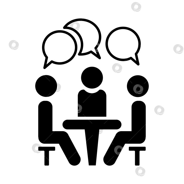 Скачать Групповое обсуждение проходит в простой обстановке, когда три человека делятся идеями и беседуют за столом фотосток Ozero