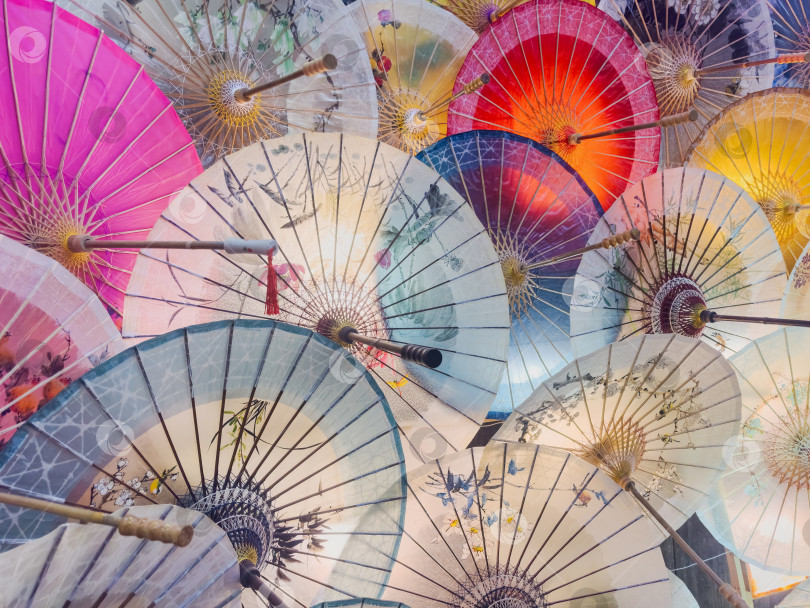 Скачать Над головой парят разноцветные зонтики, искусно расставленные фотосток Ozero