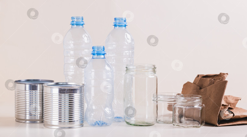 Скачать Бумага, стекло, металл и пластик для раздельного сбора отходов на настольном веб-баннере фотосток Ozero