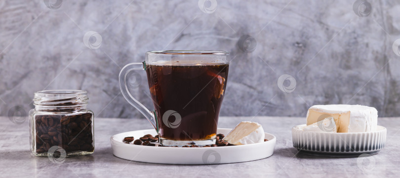 Скачать Черный кофе с кусочком сыра бри в бокале на столе веб-баннер фотосток Ozero