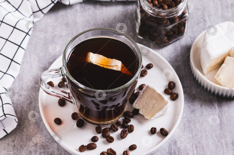 Скачать Кофе эспрессо с сыром бри в чашке и сыр в миске на столе фотосток Ozero