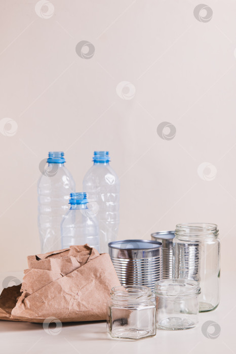 Скачать Бумага, стекло, металл и пластик для раздельного сбора отходов на столе в вертикальном положении фотосток Ozero