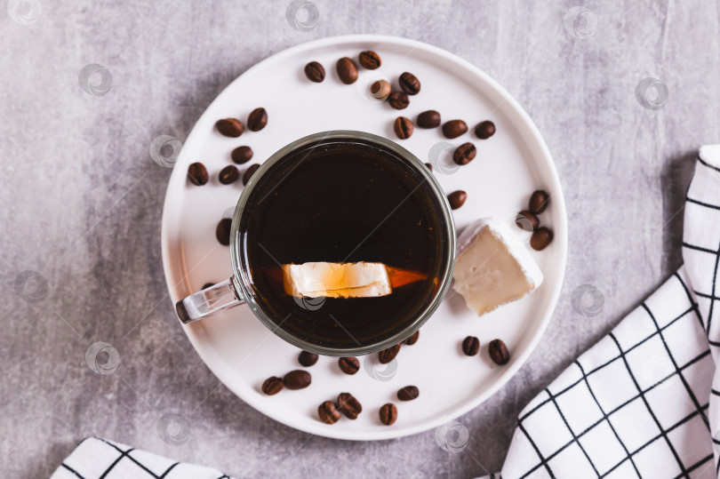 Скачать Крупный план черного кофе с кусочком сыра бри в бокале на столе вид сверху фотосток Ozero