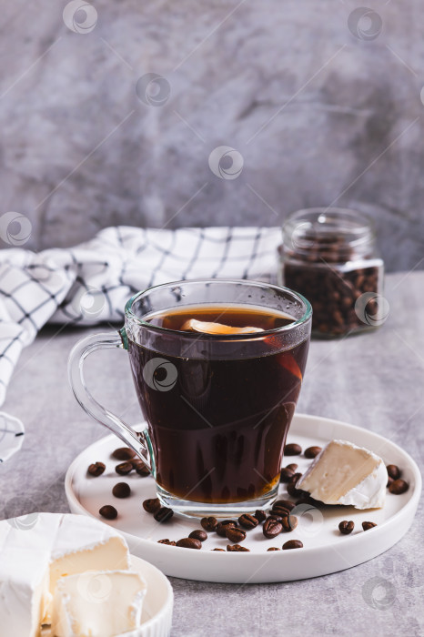 Скачать Черный кофе с кусочком сыра бри в бокале на столе, вид сверху фотосток Ozero