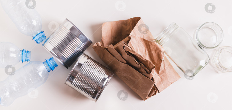 Скачать Концепция "ноль отходов", различные виды отходов для сортировки на веб-баннере с видом сверху фотосток Ozero