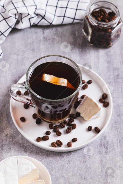 Скачать Эспрессо, кофе с бри в чашке и сыр в миске на столе, вид сверху фотосток Ozero
