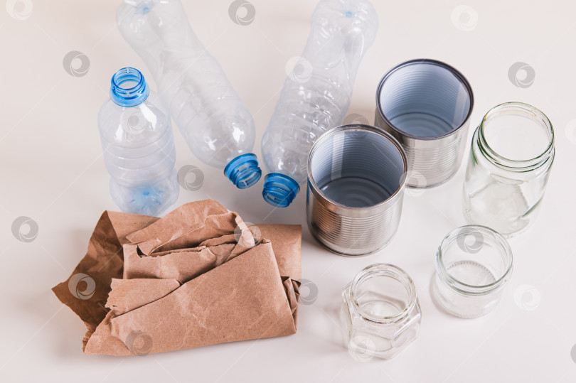 Скачать Концепция "ноль отходов", различные виды отходов для сортировки на столе фотосток Ozero