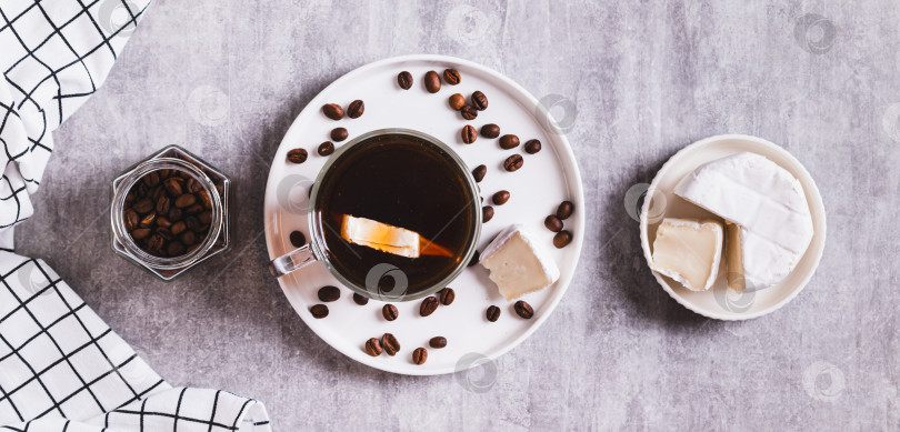 Скачать Кофе эспрессо с сыром бри в чашке и сыр в вазочке на столешнице посмотреть веб-баннер фотосток Ozero