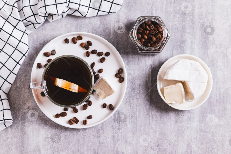 Скачать Черный кофе с кусочком сыра бри в бокале на столе вид сверху фотосток Ozero