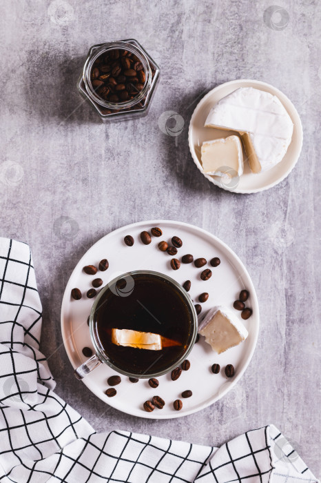 Скачать Эспрессо, кофе с бри в чашке и сыр в тарелке на столешнице в вертикальном положении фотосток Ozero