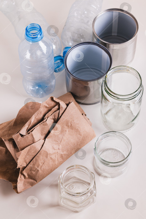 Скачать Концепция "ноль отходов", различные виды отходов для сортировки в виде таблицы по вертикали фотосток Ozero