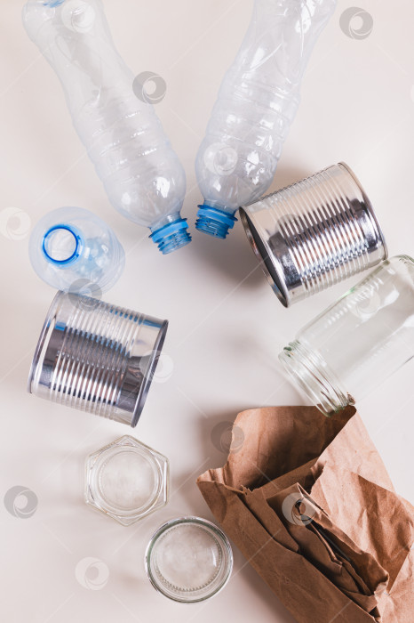 Скачать Концепция "ноль отходов", различные виды отходов для сортировки на столешнице и в вертикальном положении фотосток Ozero