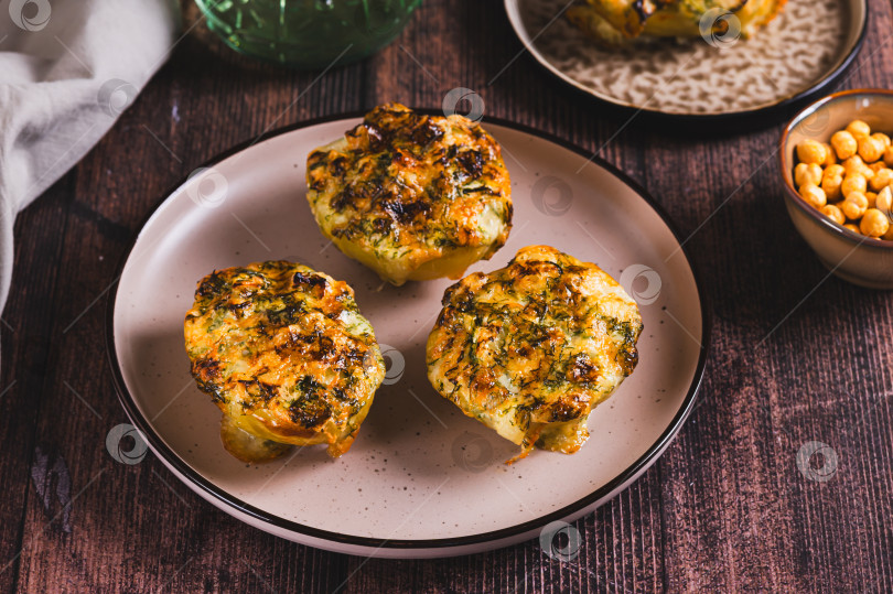 Скачать Запеченный картофель с сыром и укропом на тарелке на стол фотосток Ozero