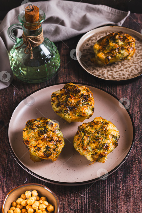 Скачать Запеченный картофель с сыром и укропом на тарелке на столе, вид сверху фотосток Ozero