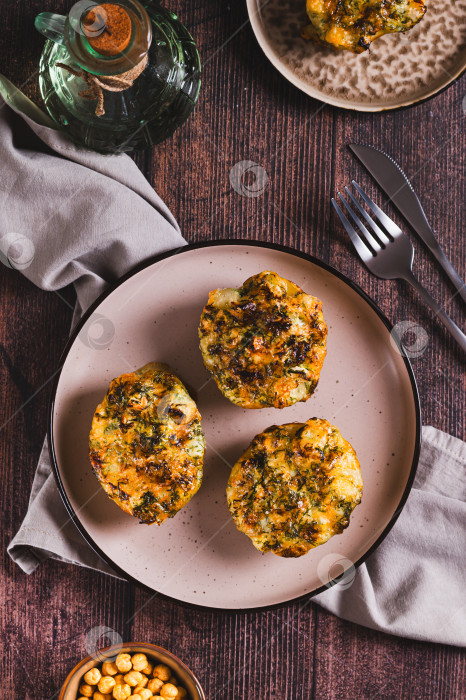 Скачать Запеченный картофель с сыром и укропом в тарелке на столе в вертикальном положении фотосток Ozero