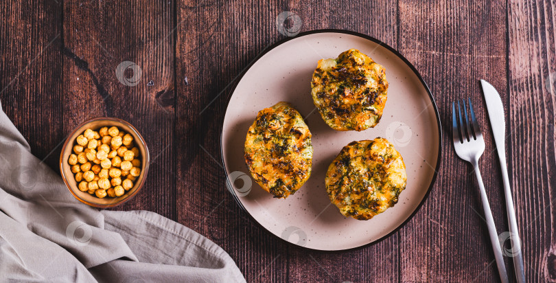 Скачать Запеченный картофель с сыром и укропом на тарелке на столешнице посмотреть веб-баннер фотосток Ozero