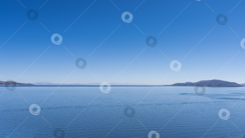 Скачать Красивое альпийское озеро. Бесконечная голубая гладь воды. фотосток Ozero