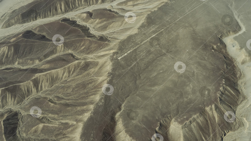 Скачать Пустыня Наска. Вид с высоты птичьего полета. Безжизненные горы, лишенные растительности. фотосток Ozero