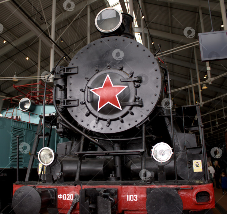 Скачать Паровоз с красной звездой в музее Железных дорог в Санкт-Петербурге. фотосток Ozero