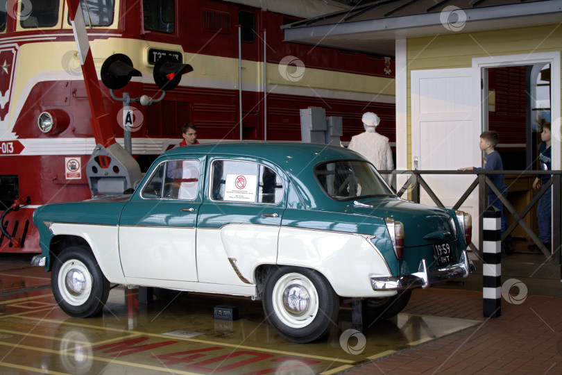 Скачать Ретро автомобиль в музее железных дорог в Санкт-Петербурге. фотосток Ozero