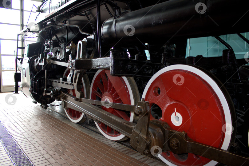 Скачать Колеса паровоза  в музее Железных дорог России в Санкт-Петербурге. фотосток Ozero