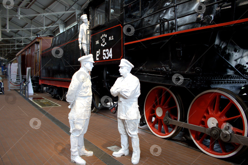 Скачать Скульптуры у паровоза. Музей "Железные дороги России" в Санкт-Петербурге. фотосток Ozero
