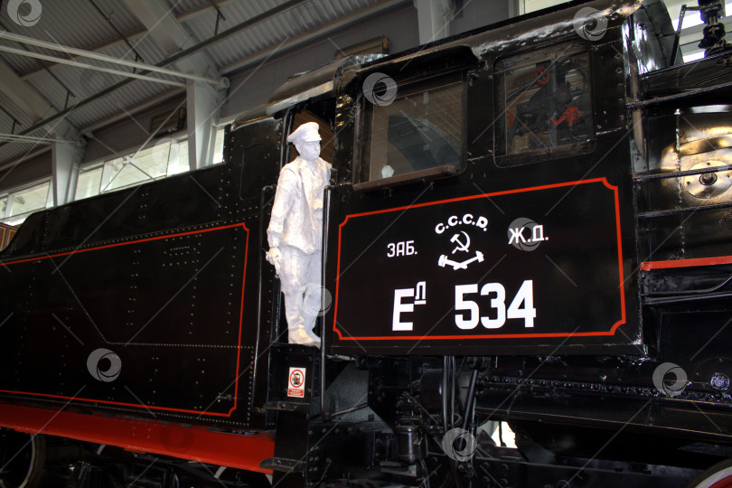 Скачать Паровоз с фигурой машиниста. Музей "Железные дороги России" в Санкт-Петербурге. фотосток Ozero