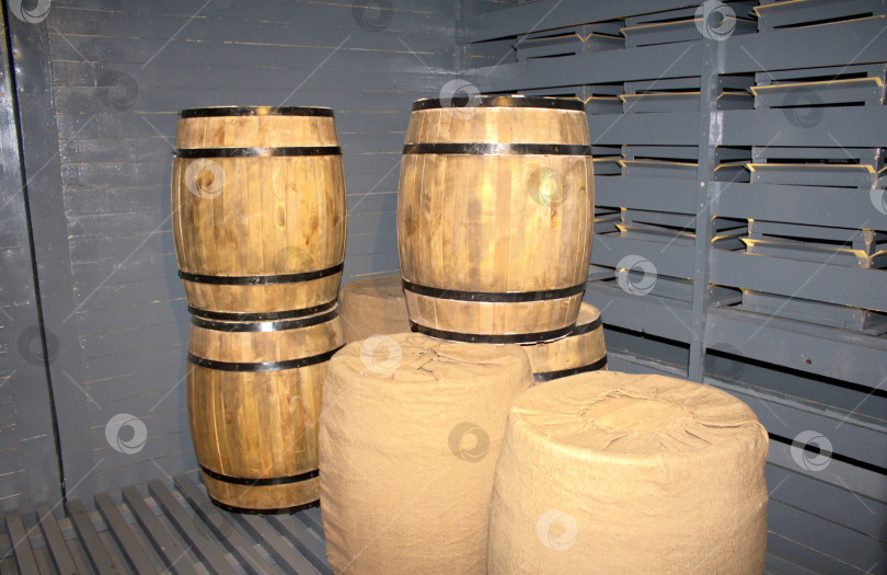 Скачать Инсталляция. Бочки в грузовом  вагоне. Музей "Железных дорог России" в Санкт-Петербурге. фотосток Ozero