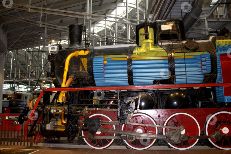 Скачать Паровоз в разрезе  музейном зале "Железные дороги России" в Санкт-Петербурге. фотосток Ozero