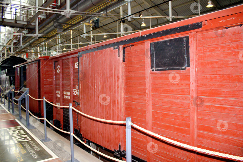 Скачать Красный железнодорожный вагон в музее "Железные дороги России" в Санкт-Петербурге. фотосток Ozero