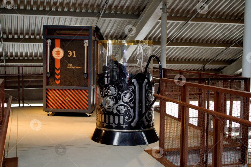 Скачать Стакан с подстаканником в музее "Железные дороги России" в Санкт-Петербурге. фотосток Ozero