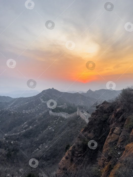 Скачать вид на участок Великой Китайской стены Цзиньшаньлин во время заката фотосток Ozero