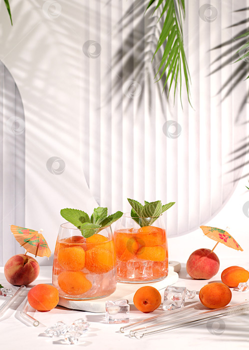 Скачать Рецепт освежающего летнего напитка. Холодный домашний лимонад, сок или коктейль с мятой, абрикосами, персиками и цитрусовыми, концепция детокс-диеты и похудения, ресторанное меню, избирательный подход фотосток Ozero