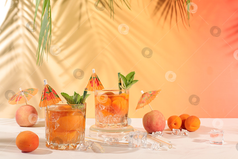 Скачать Рецепт освежающего летнего напитка. Холодный домашний лимонад, сок или коктейль с мятой, абрикосами, персиками и цитрусовыми, концепция детокс-диеты и похудения, ресторанное меню, избирательный подход фотосток Ozero