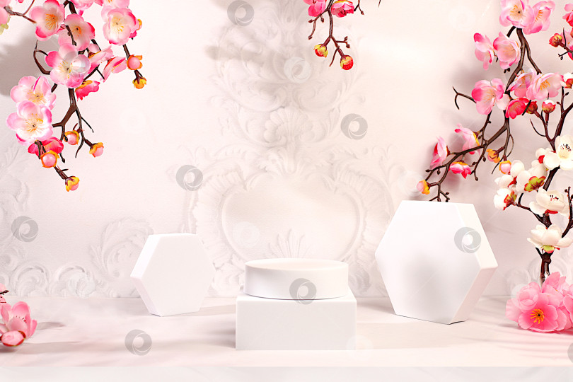 Скачать Красивая весенняя подставка и шаблон для вашего творчества на красочном фоне с розовыми цветами сакуры для дизайна, абстрактная композиция для демонстрации косметических средств, элегантная концепция красоты. фотосток Ozero