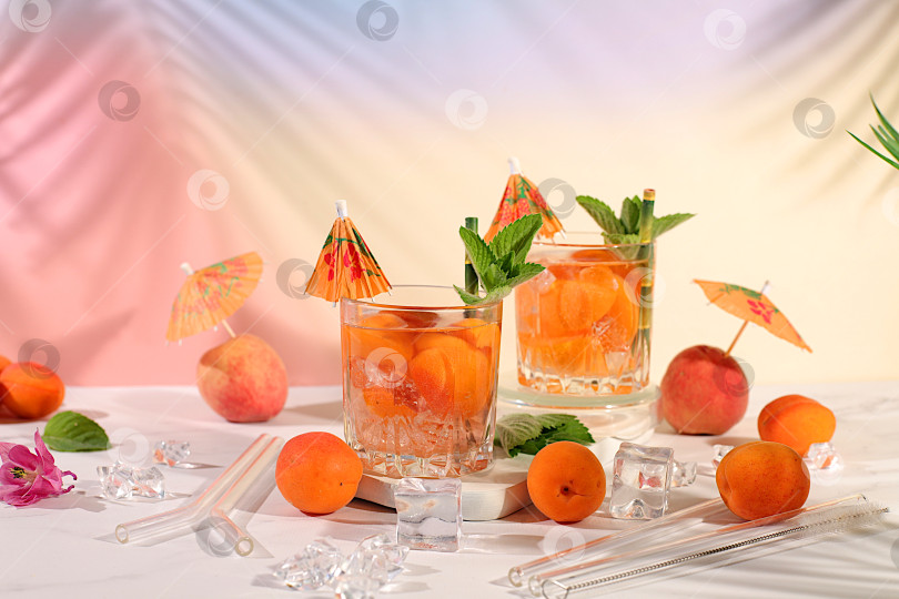Скачать Рецепт освежающего летнего напитка. Холодный домашний лимонад, сок или коктейль с мятой, абрикосами, персиками и цитрусовыми, концепция детокс-диеты и похудения, ресторанное меню, избирательный подход фотосток Ozero