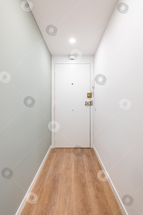 Скачать Белый коридор с входами в светлую комнату и дверями в пустой квартире до переезда или после ремонта. Концепция ремонта и переезда в новую компактную квартиру. Копировальное пространство фотосток Ozero