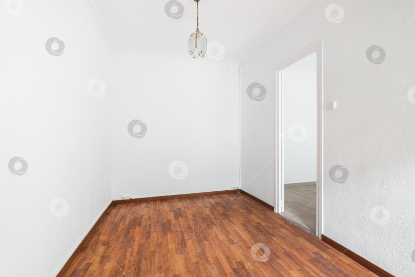 Скачать Пустая белая светлая просторная комната с деревянным полом и открытой дверью. Концепция покупки отеля или дома. Копировальное пространство. Ипотека в новостройке фотосток Ozero