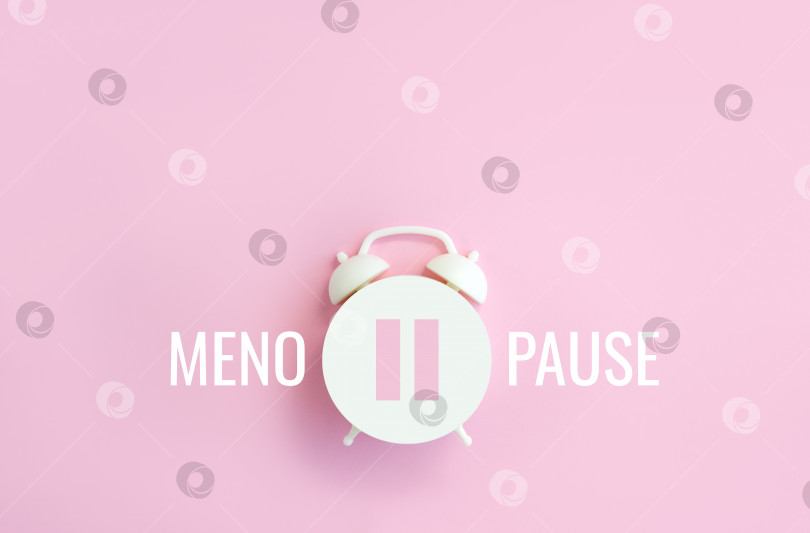 Скачать Слово "менопауза", знак паузы на белом будильнике на розовом фоне. Минимальная концепция заместительной гормональной терапии. Пространство для копирования фотосток Ozero