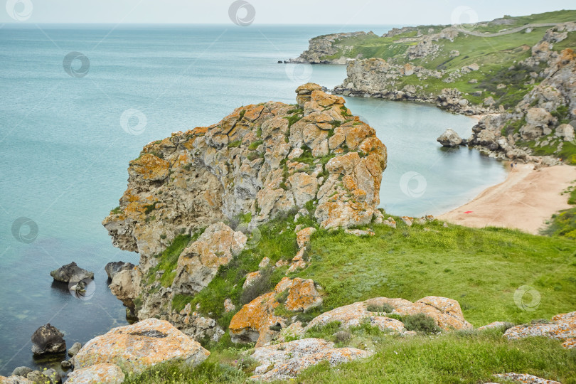 Скачать Побережье с его дикими скалами, пейзаж с морем или океаном. фотосток Ozero