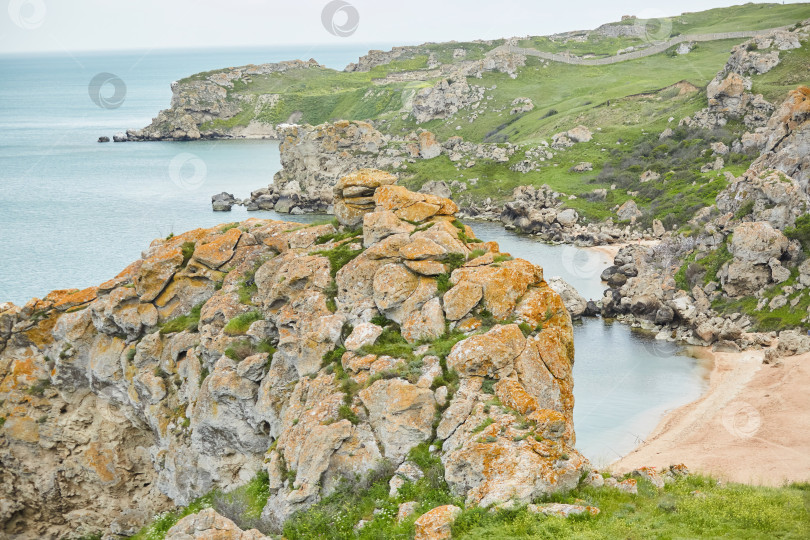 Скачать Побережье с его дикими скалами, пейзаж с морем или океаном. фотосток Ozero